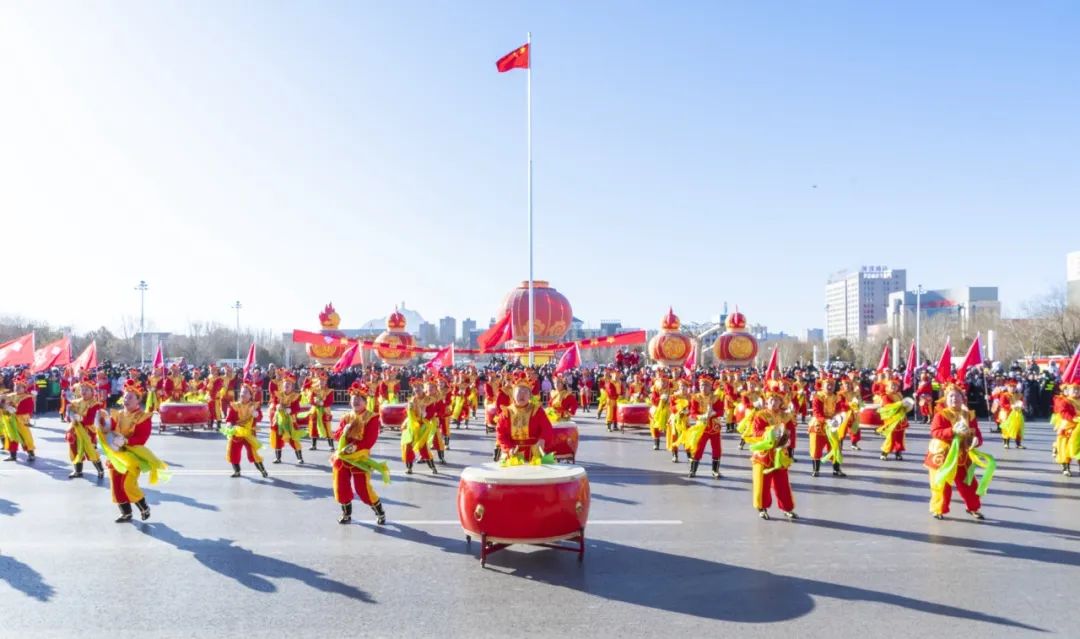內(nèi)蒙古黃河集團創(chuàng)業(yè)四十周年威風鑼鼓隊助力正月十五社火巡演