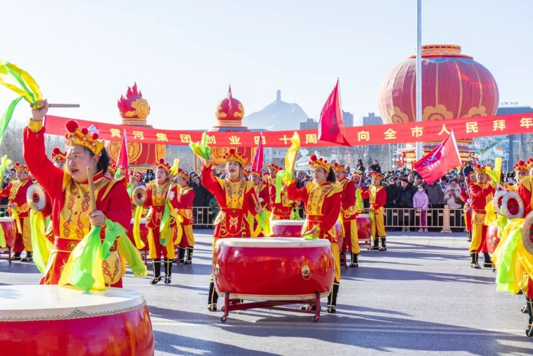 內(nèi)蒙古黃河集團創(chuàng)業(yè)四十周年威風鑼鼓隊助力正月十五社火巡演